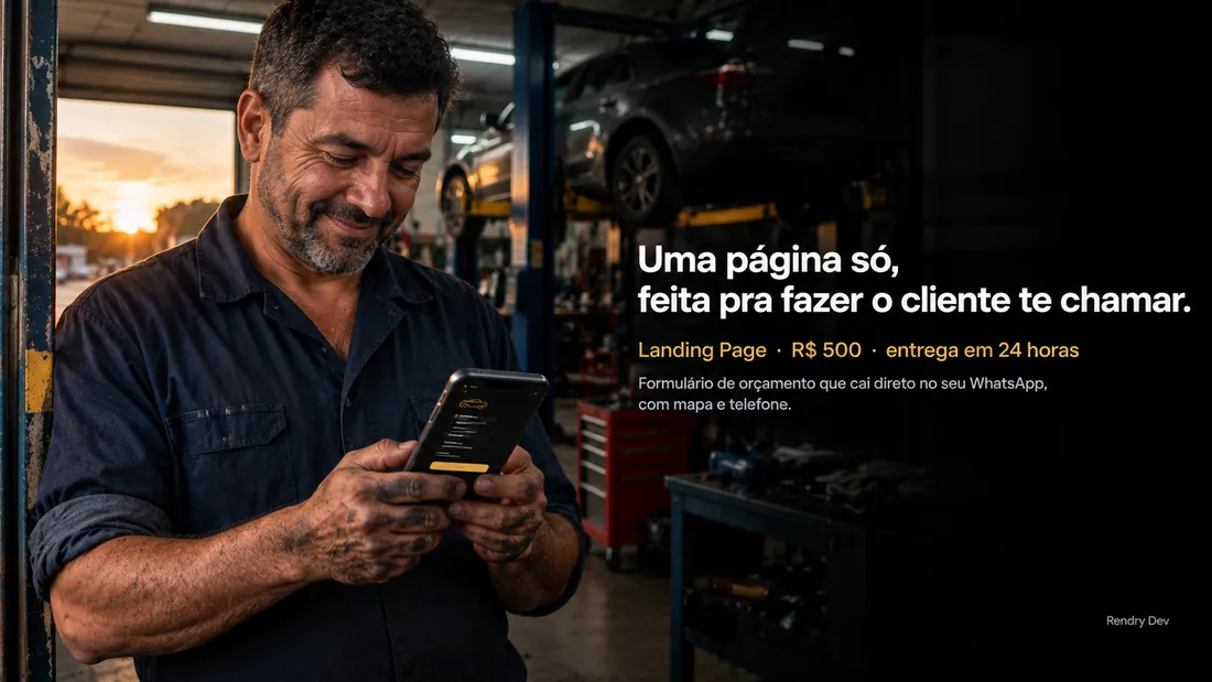 Mecânico na porta da oficina lendo um pedido de orçamento no celular